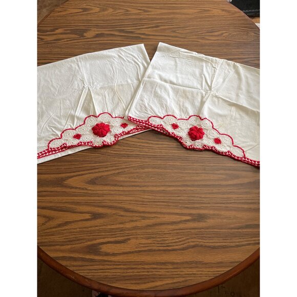 Set of two white regular pillowcases with embroidered red flowers - Picture 2 of 5